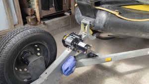 Установил электролебёдку на лодочный прицеп.