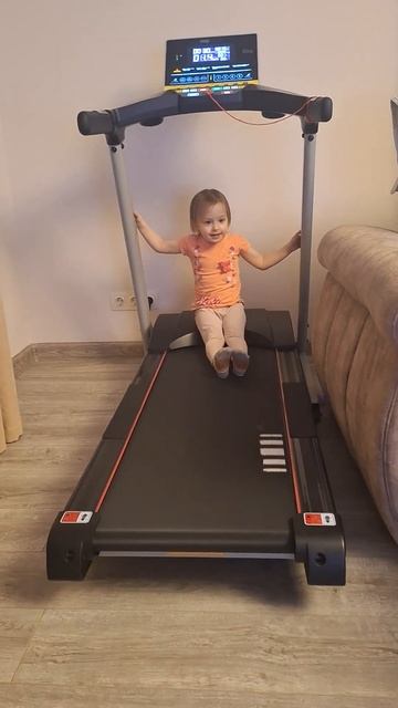 Катаемся на беговой дорожке. А так можно было? смотреть онлайн