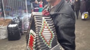 Простой талантливый мужик играет на гармошке