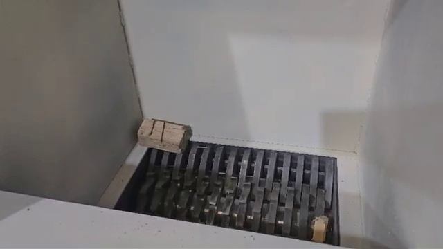 ИЗМЕЛЬЧИЛИ В ЩЕПКИ ШРЕДЕРОМ! ДРОБИЛКА В РАБОТЕ! смотреть онлайн