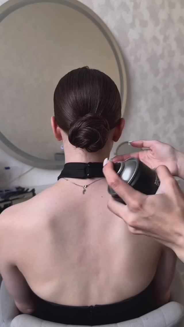 Красивый стильный пучок на любой праздник #прическа #укладка #волосы #пучок