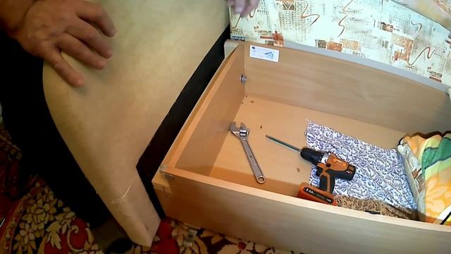 Боковины дивана шатаются... Не спешите выбрасывать диван. смотреть онлайн