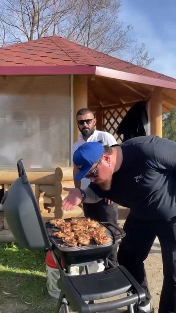 @golodniydjon @pavel.dubrovski @alex_gasss готовят курицу на портативном