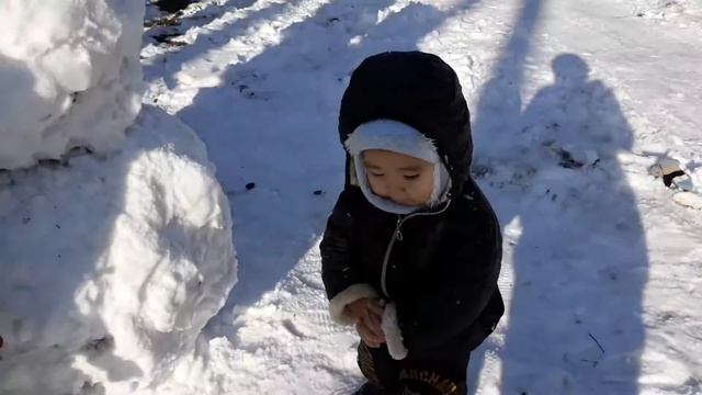 Алымбек и Адилет слепили снеговика. Долгожданный снег перед новым годом. 26.12.2019 г.(2) смотреть онлайн
