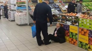 Пьяная бабка бешеная магазине