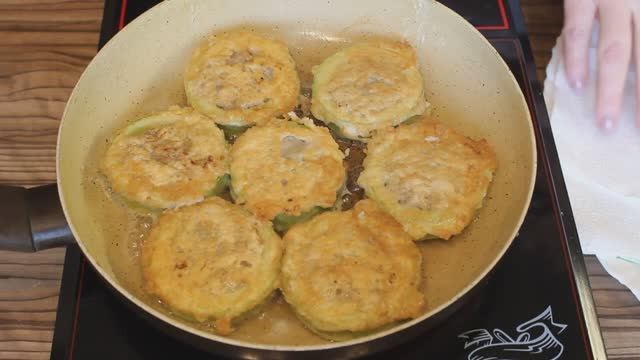 Жареные кабачки с мясным фаршем на сковороде. Кабачки с чесночным соусом. смотреть онлайн