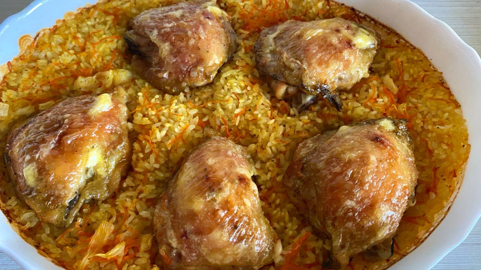 Запеченные куриные бедра с рисом