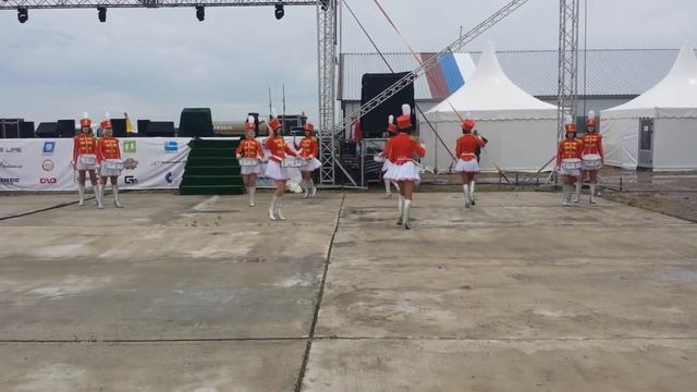 Репетиция барабанщиц шоу балета Космо на авиашоу