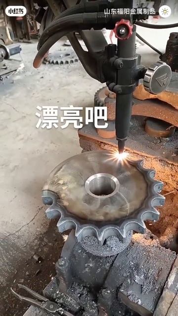 Как вырезают заготовку для большой шестерни при помо? смотреть онлайн