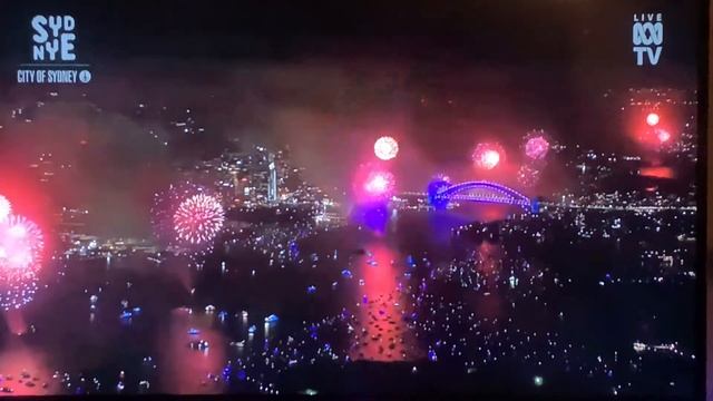 Сидней одним из первых в мире встретил Новый 2025 год! См смотреть онлайн