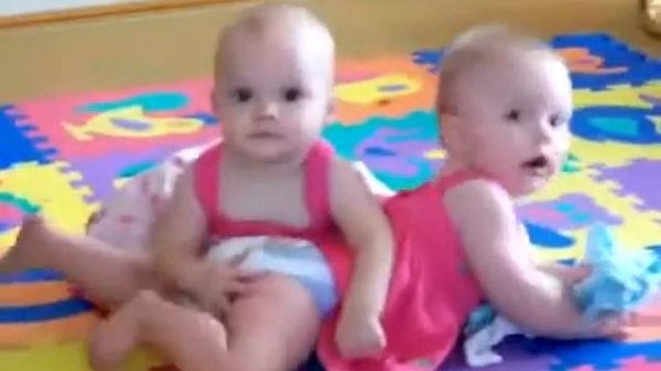 Прикол Маленькие дети шлепают друг друга