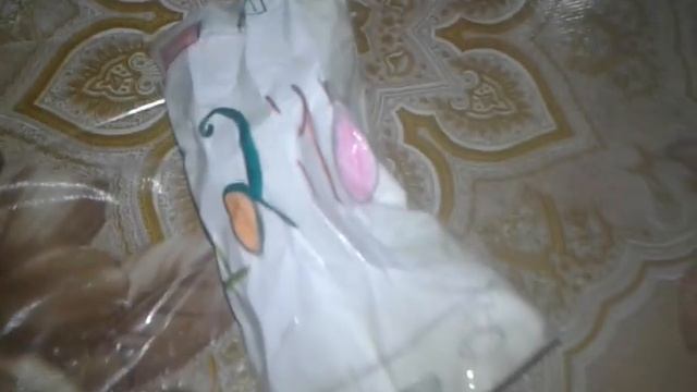 Фира показывает свои сквиши из бумаги. смотреть онлайн