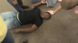 Странная рекция на щекотку, Парня вырубает