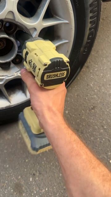 Feng bao wrench гайковерт аккумуляторный 650нм , он крутит. По ? смотреть онлайн