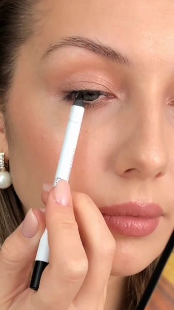 Как нарисовать СТРЕЛКИ карандашом в макияже смотреть онлайн