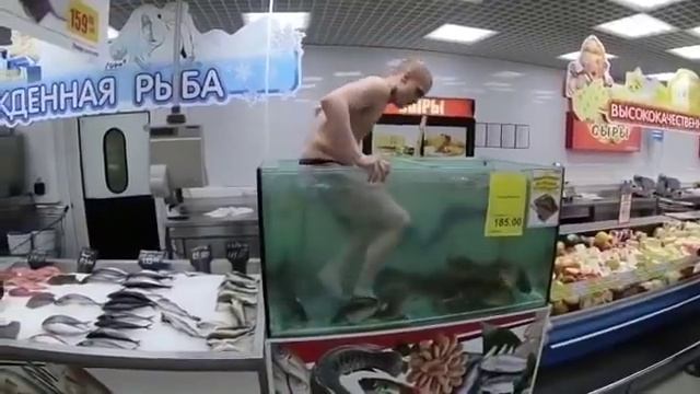 парень в аквариуме с рыбами в ТЦ Линия смотреть онлайн