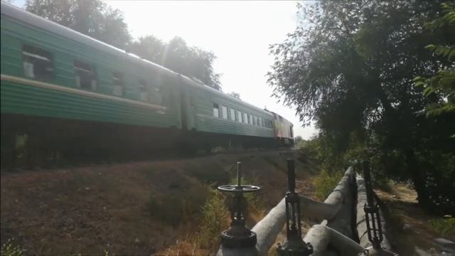 ТЭЗ3А-0269 с пассажирским поездом №386 Бишкек-Новосибирск едет по перегону Бишкек-2-152 км. смотреть онлайн