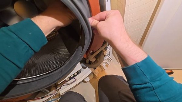 Стиральная машина V-ZUG протекает. Замена манжеты. Ставим манжету нового модельного ряда на старый.