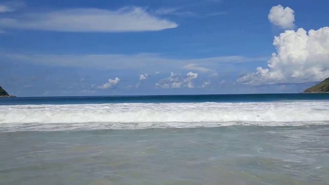 Солнечный пляж Наи Харн в низкий сезон. Sunny Nai Harn beach in the low season смотреть онлайн
