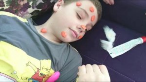 ДЕТИ ИГРАЮТ В ДОКТОРА Лечим брата ВИДЕО ДЛЯ ДЕТЕЙ ((РАЗВЛЕЧЕНИЯ мультик для детей ЗАБОЛЕЛ  Брат