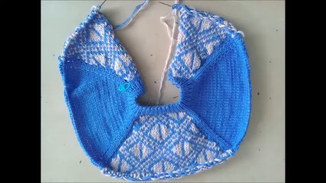 Комбинезон для малыша, вязанный на спицах