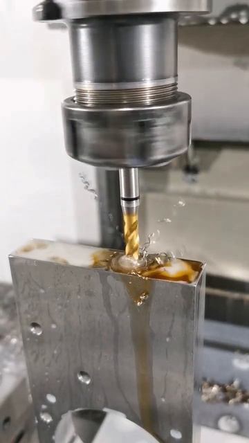 Нарезка резьбы метчиком #mechanical #mechanic #mechanicalengineering #diycnc # смотреть онлайн