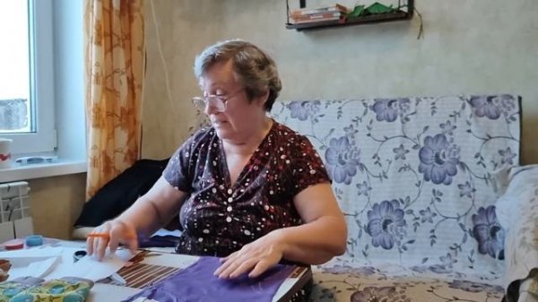 Бабушка шьет варежки для всех)  Своими руками