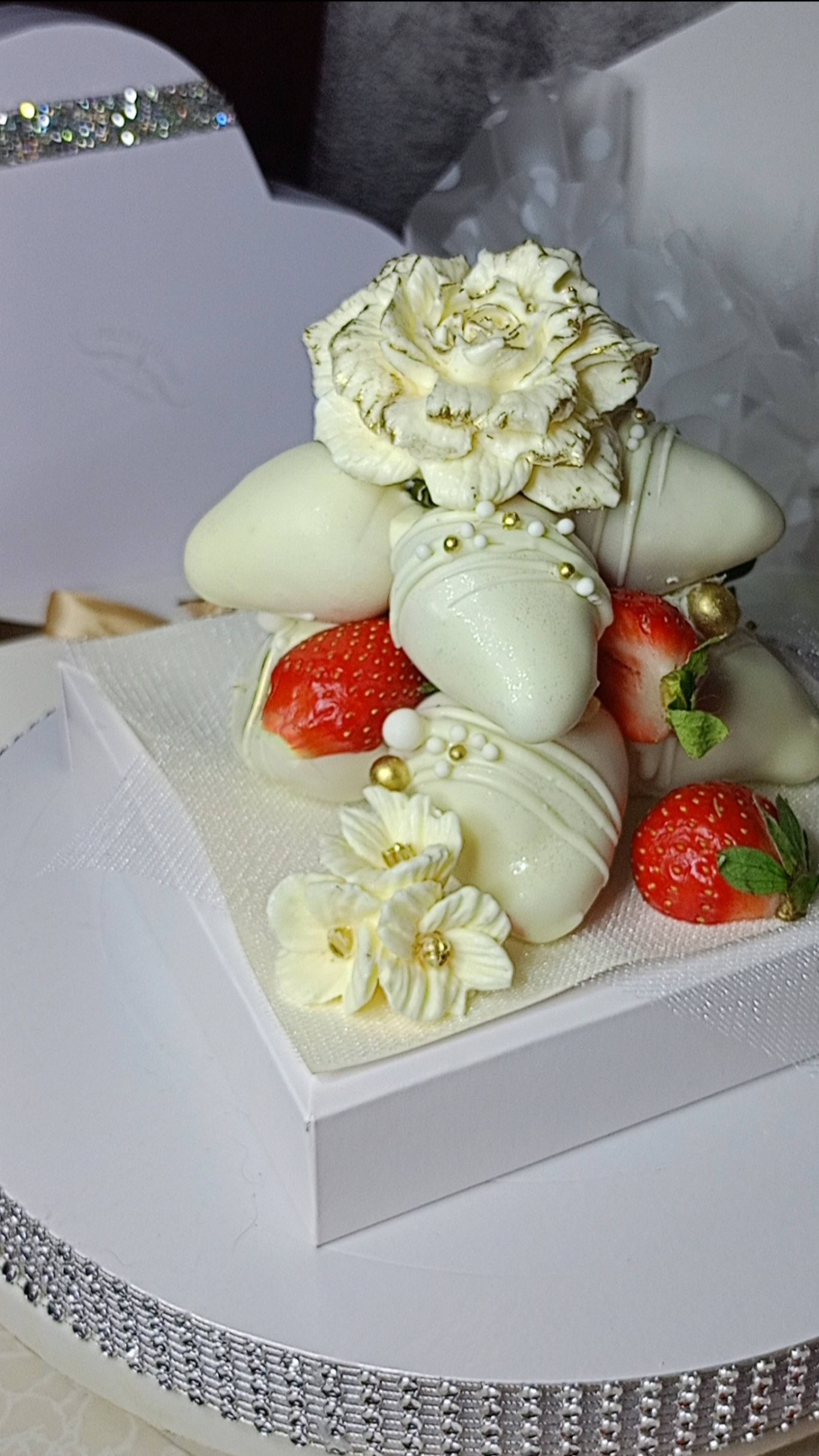 Мини-тортик клубника в шоколаде с муссом 