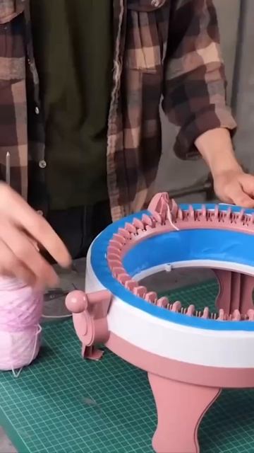 В этом видео вы узнаете, как сделать оригинальную шапку из пластиковой бутылки смотреть онлайн