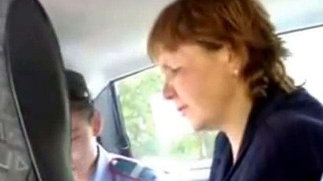 Пьяная женщина ругается с сотрудниками полиции! смотреть онлайн