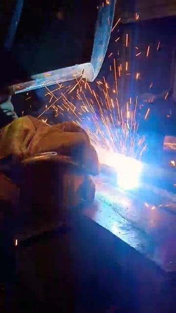 Полуавтомаичкская сварка в среде защитных газов😎# по смотреть онлайн