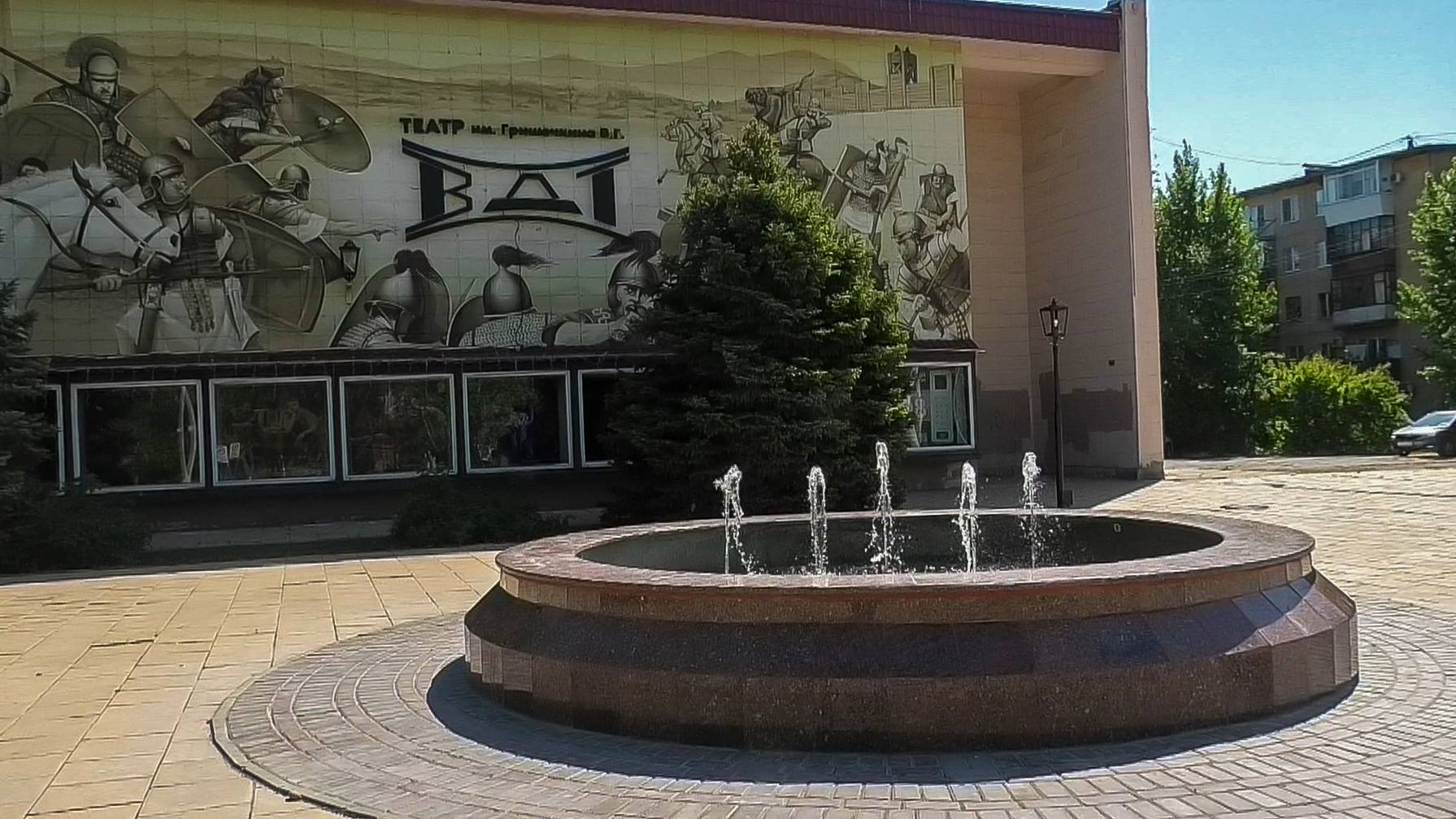 В Волжском у драмтеатра заработал фонтан смотреть онлайн