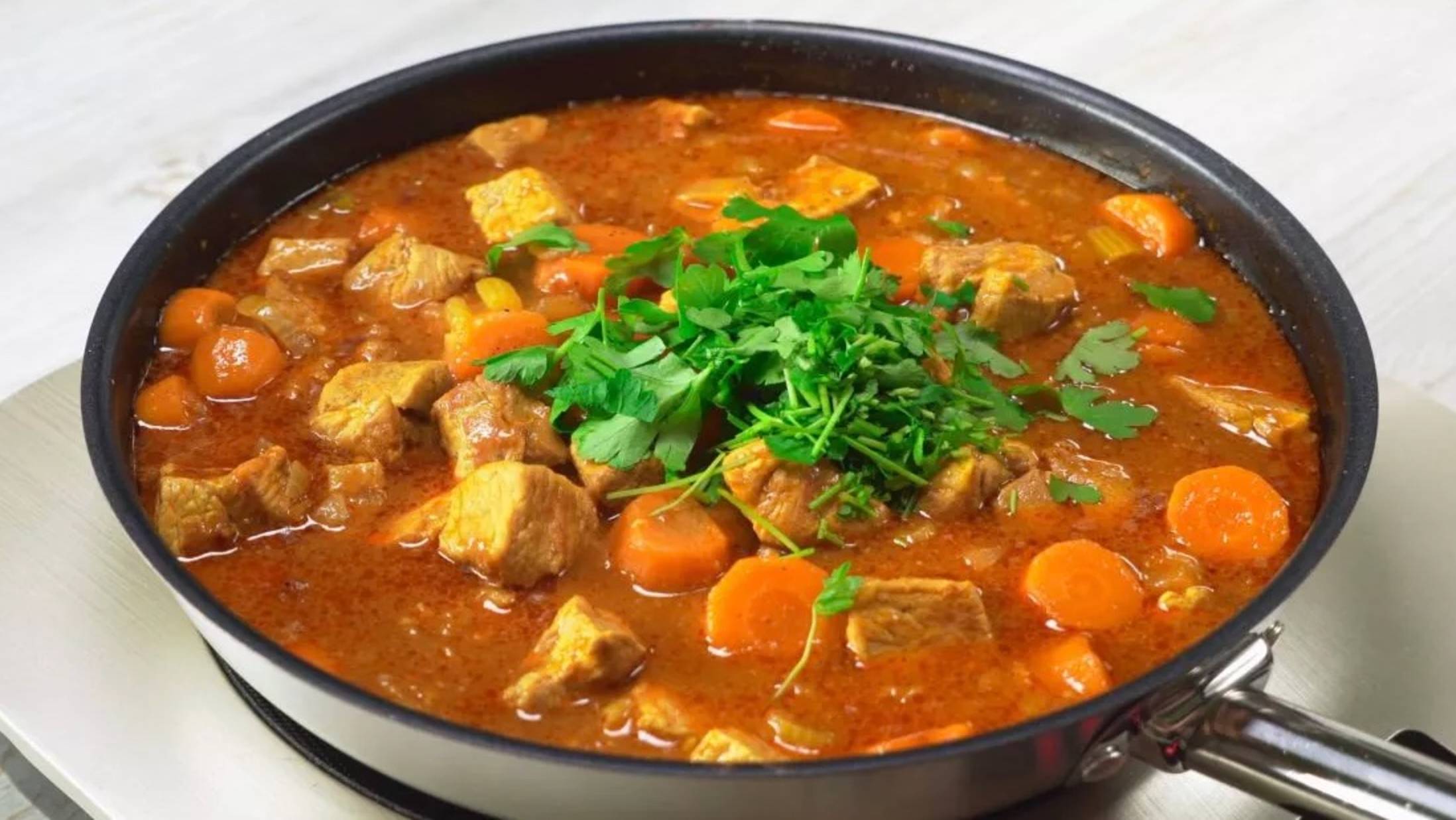 ГУЛЯШ ИЗ СВИНИНЫ на сковороде. Аппетитное блюдо на обед или к ужину. Рецепт от Всегда Вкусно! смотреть онлайн