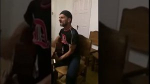 Асхаб Бурсагов,классно играет на гитаре))