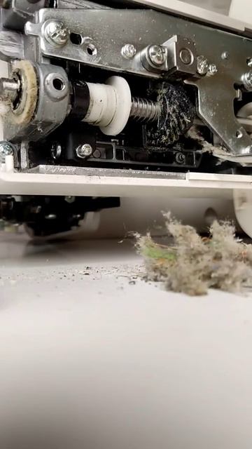 Решила почистить швейную машинку.