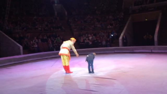 Сынок Елисей танцует с медведем в цирке