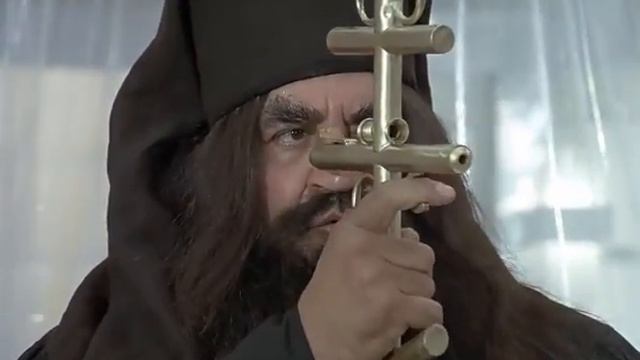 Фильм "Великолепный": - Откуда этот поп? - Не знаю, они всюду... смотреть онлайн