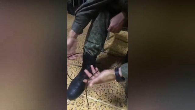 Солдат Который Не Знает Как Завязывать Шнурки смотреть онлайн