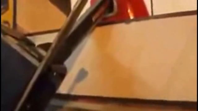 Пьяные девушки сломали аттракцион Drunk girls break kiddie ride смотреть онлайн
