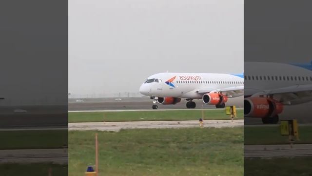 Красивая посадка в Краснодаре Superjet 100 Азимут смотреть онлайн