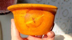 вытачиваю всю корягу, зарядил боковое полено, буду точить чурбак боком как есть. клён американский