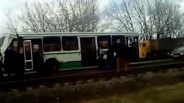ВИДЕО: Ж/д состав на Среднем поселке вскрыл пассажирский автобус, как консервную банку смотреть онлайн