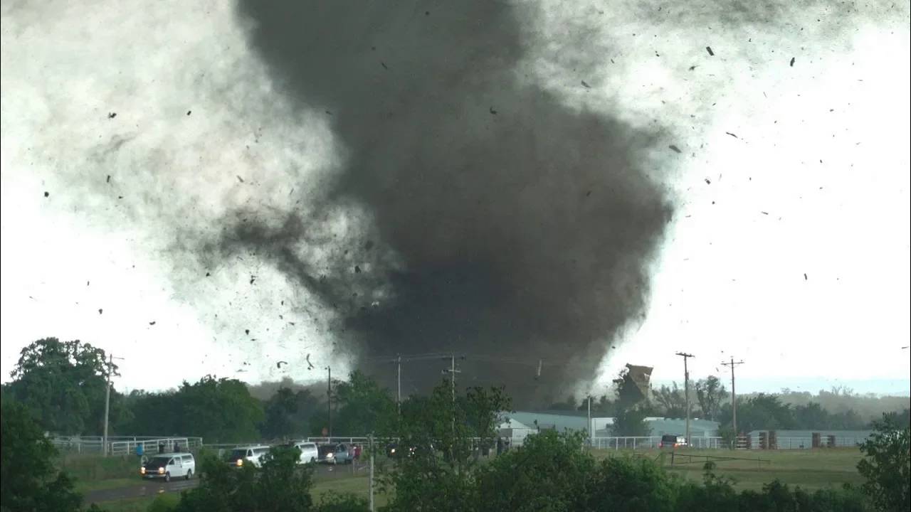 Внутри Торнадо... Удивительные кадры торнадо! смотреть онлайн