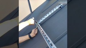 Монтаж кронштейнов под солнечные панели на фальцевую