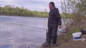 РЫБАЛКА НА РЕКЕ НА ПОПЛАВОК. КРУПНАЯ ПЛОТВА ТОПИТ ПОПЛАВОК, ДАЖЕ МОРГНУТЬ НЕ УСПЕЛ