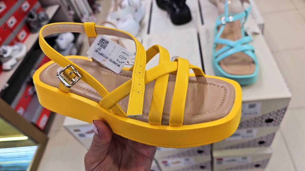 Кари просто жжёт.Удивительная новая коллекция летней обуви.Скидки и акции .Май 2025 смотреть онлайн