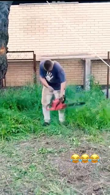 Когда не работает бензопила 😂#юмор #смех смотреть онлайн