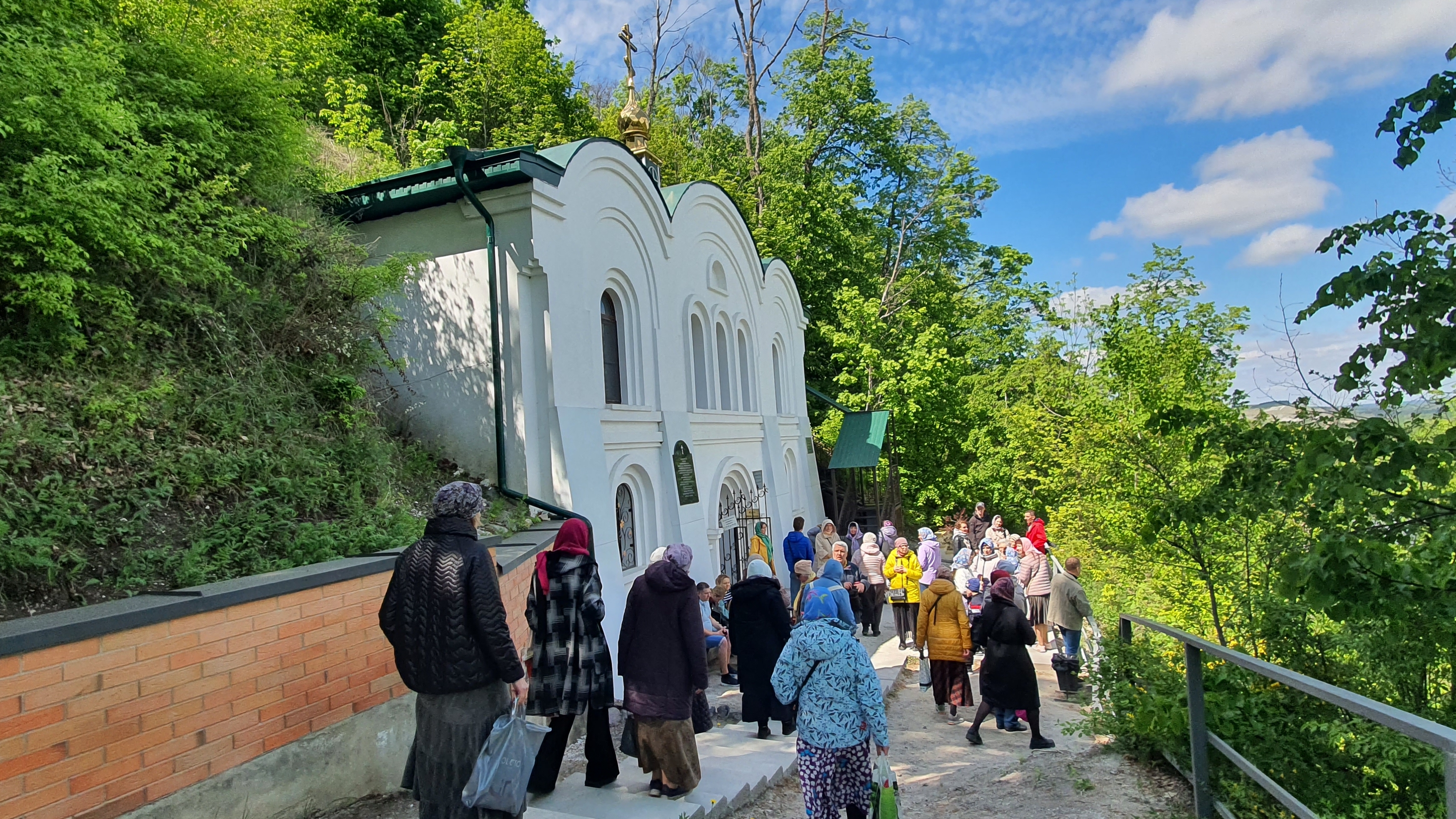 Пещерный храм монастыря посвящён св Александру Невскому, святому покровителю императора Александра I смотреть онлайн