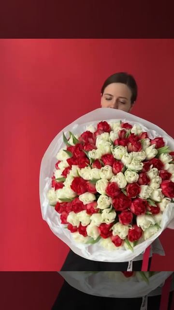 Авторский букет из красных и белых пионовидных тюльпа смотреть онлайн