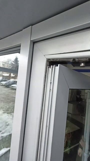 Сложный случай при замене петель на маятниковой двери смотреть онлайн